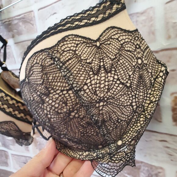 Victoria Secrets Bra 36C - Picture 3 of 13